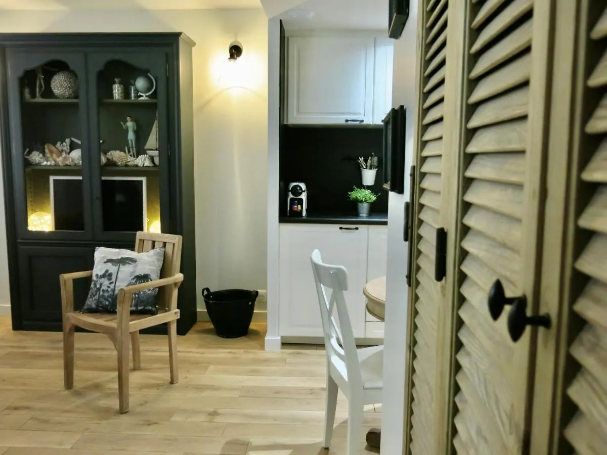 Les Petits Volets 3 Appartements Au Choix Antibes 0*,  France